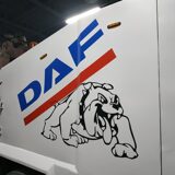 наклеить наклейку на автомобиль